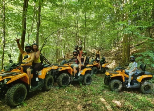 Explorează peisajele sălbatice din jurul Dunării prin drumeții pe traseele montane. 